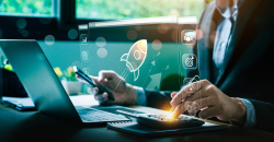 Pantalla de ordenador con un icono que representa la innovación y transformación digital