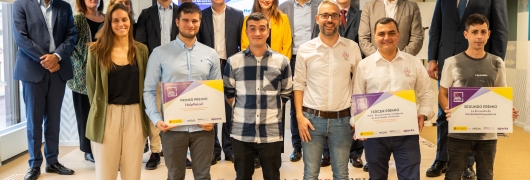 Photo of the winners of the Desafío Aporta with Alberto Martínez LaCambra, Director General of Red.es, and several members of the jury.
